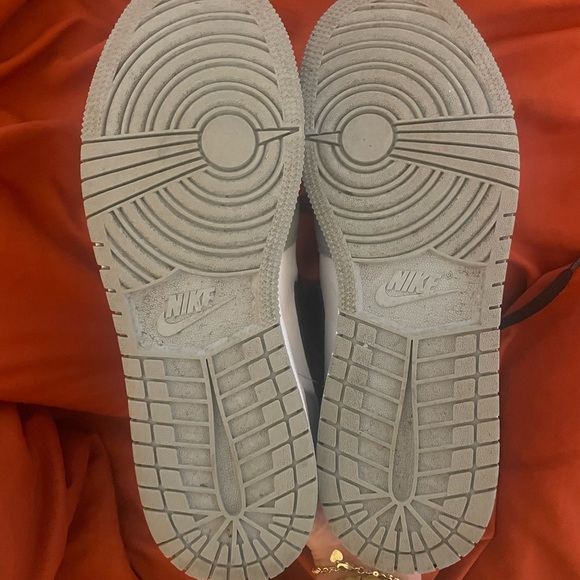 Jordan 1 Mid (GS) Light Smoke Grey - Picture 9 of 10